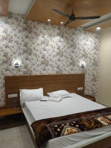 En eller flere senge i et værelse på Hotel Mannat