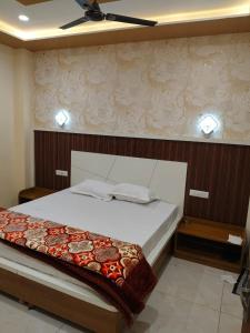 En eller flere senge i et værelse på Hotel Mannat