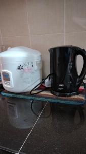 una cafetera y una tostadora en una encimera en Liza Homestay, en Bachok