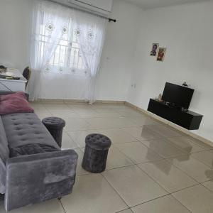 ein Wohnzimmer mit Sofa und Fernseher in der Unterkunft Jawala Mansion in Paramaribo + 6 Fotos