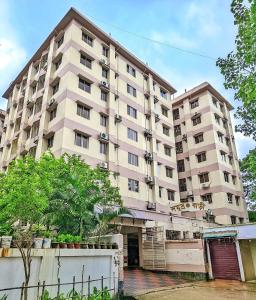 库克斯巴扎Samudra Bari的一栋有很多窗户的白色大楼