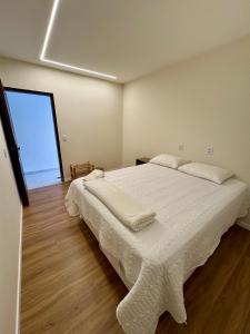 Ένα ή περισσότερα κρεβάτια σε δωμάτιο στο Casa de alto padrão zona sul