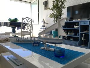 a model of a boat on a table in a living room at Sun & Sea 512 in Sesimbra