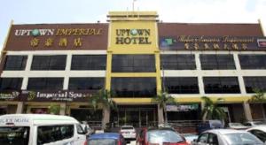 Uptown Imperial Kajang في Kampong Sungai Kantan: مبنى كبير مع سيارات متوقفة أمامه