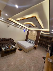 库克斯巴扎Samudra Bari的房间里有一张床和一张沙发的卧室