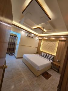 库克斯巴扎Samudra Bari的房间里有一张大床的卧室