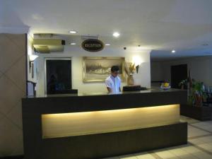 Un hombre de pie en el mostrador de un restaurante. en Hotel Centrepoint (Self Check In After 5PM), en Kuala Lipis