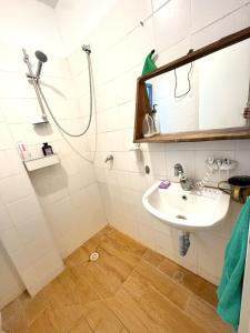 a bathroom with a sink and a shower at צימר - יח' דיור בחוות רפאל in Pardes H̱anna