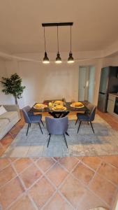 un soggiorno con tavolo e sedie di Villa Domus Dea Mondello a Palermo