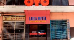 Un cartel de "Hola Hotel" en el frente de un edificio. en OYO 89851 Leila Hotel, en Kampong Tanah Merah