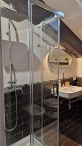 un bagno con doccia e lavandino di Villa Domus Dea Mondello a Palermo Altre 52 foto