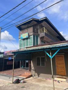 a building with a balcony on top of it at OYO 90797 Napoh Motel in Kampong Bendang Perang