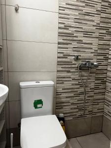 Ένα μπάνιο στο Evelpidon Rooms