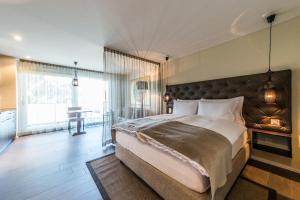 ein Schlafzimmer mit einem großen Bett und einem Balkon in der Unterkunft Hotel My Way Zürich Wallisellen in Wallisellen