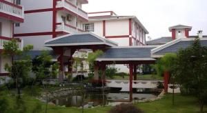ein großes Gebäude mit einem Pavillon davor in der Unterkunft Century Land Hotel Wuyishan in Ch'ung-an-hsien