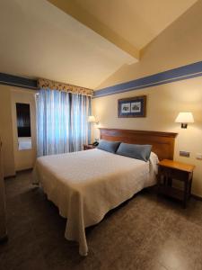 Un dormitorio con una cama grande y una ventana. en La Sierra, en Antequera