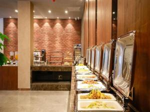 uma fila de bufê com pratos de comida em um restaurante em James Joyce Coffetel Harbin Railway Station Songlei Yuanda Pedestrian Street em Harbin