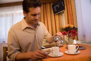 Hotel Sonneにあるコーヒーまたはお茶