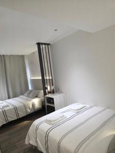 Giường trong phòng chung tại Pension Oasis Alicante +54 ảnh