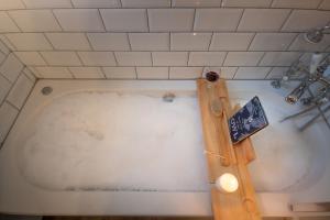 Et badeværelse på Spacious Victorian 4 Bed l Cocktail Bar Spa Bath Workspaces + 12 billeder