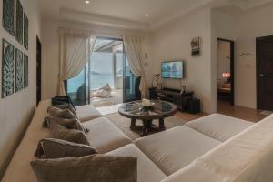 TV a/nebo společenská místnost v ubytování Villa Mar Koh Tao