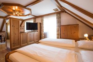 A bed or beds in a room at Meiser Rosenstuben Hotel