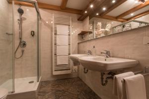 a bathroom with a sink and a shower at Meiser Rosenstuben Hotel in Fichtenau