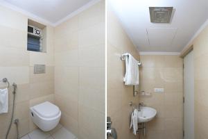 ニューデリーにあるHotel Jupiterのトイレと洗面台のあるバスルーム