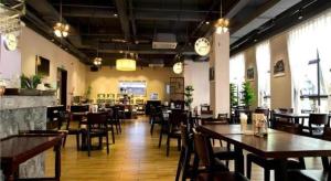 a restaurant with tables and chairs in a room at Zhuhai Aqueen Hotel in Zhuhai