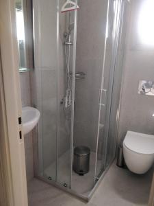 Un baño con ducha, inodoro y lavabo. en Flisvos Rooms, en Plakias 24 fotos más