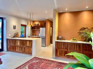 Køkken eller tekøkken på Amasundu Beach House Trafalgar