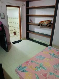 En eller flere senge i et værelse på Atithi Niwas