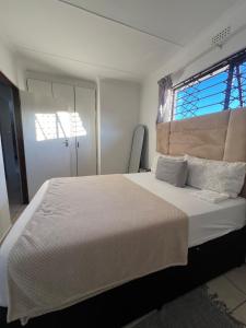 Ένα ή περισσότερα κρεβάτια σε δωμάτιο στο Zolas guest house