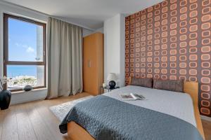 Postel nebo postele na pokoji v ubytování Sea Towers