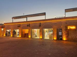 un negozio con molte finestre su una strada di Merani Hotel a Midyat