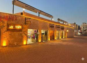 un edificio con un cartello sul lato di Merani Hotel a Midyat Altre 5 foto
