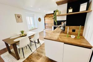 Una cocina y un comedor con mesa y sillas. en Luxury full center and near Lake!, en Gérardmer