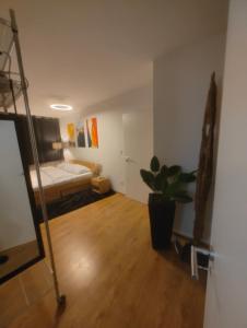 um quarto com uma cama e uma planta em Gästezimmer nahe Therme Bad Wörishofen em Bad Wörishofen