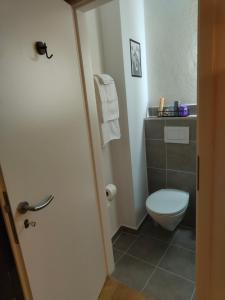 um banheiro com um vaso sanitário branco e uma pia em Gästezimmer nahe Therme Bad Wörishofen em Bad Wörishofen