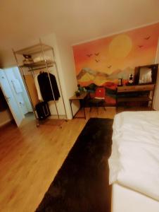 um quarto com uma cama e um quarto com uma secretária em Gästezimmer nahe Therme Bad Wörishofen em Bad Wörishofen