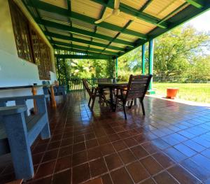 een veranda met een tafel en stoelen erop bij Irish Hills - two bedroom apartment in Hilton