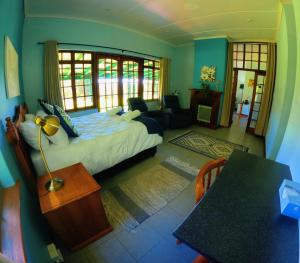 een slaapkamer met een bed en een tafel erin bij Irish Hills - two bedroom apartment in Hilton