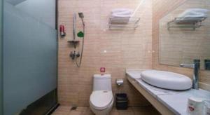um banheiro com vaso sanitário, pia e chuveiro em Pai Hotel Xi'an Electronic Zheng Street em Xian