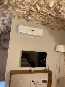 un soggiorno con TV e soffitto di Merani Hotel a Midyat