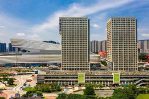 花都にあるImin Hotelの都市にある高層ビルの集まり