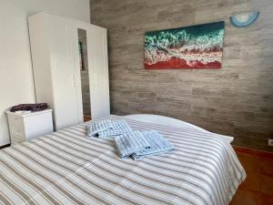 una camera da letto con un letto con due asciugamani sopra di Villa Cristipaulo a Praia de Faro