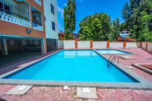 une piscine devant un bâtiment dans l'établissement MTWAPA LUXURY Posta, à Mombasa