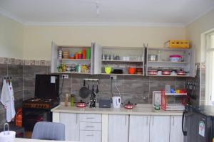 une cuisine avec des armoires blanches et un comptoir dans l'établissement MTWAPA LUXURY Posta, à Mombasa