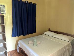 En eller flere senge i et værelse på Yellow House Port Barton + 3 billeder