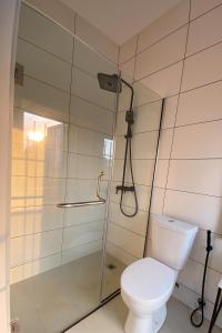 un baño con inodoro y ducha en The Estoria Lagos, en Ikeja